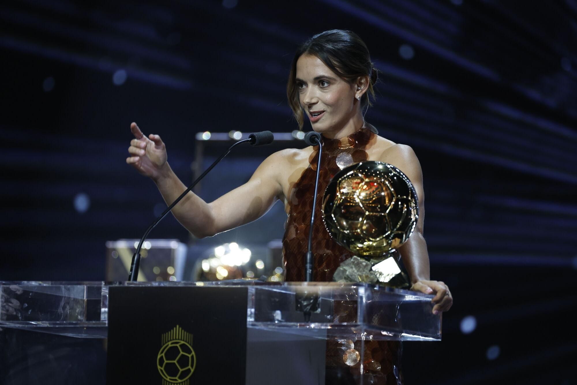 PARIS (Francia), 22/09/2025.- Aitana Bonmatí del Barcelona acepta el Balón de Oro femenino durante la ceremonia del Balón de Oro 2025 en el Teatro du Chatelet en París, Francia. (Francia) EFE/EPA/Mohammed Badra