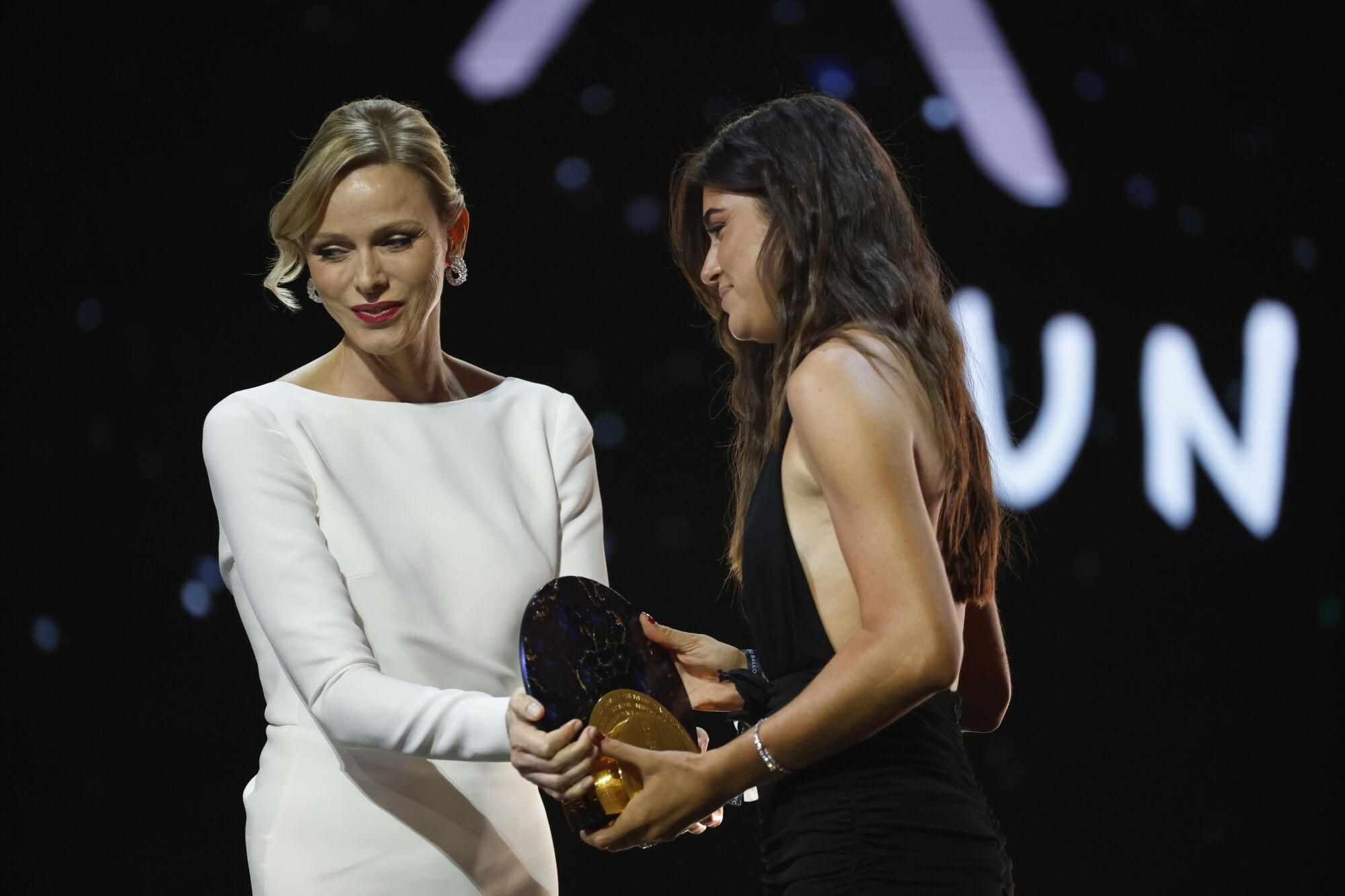PARIS (Francia), 22/09/2025.- Sira Martínez (D), patrona de la Fundación Xana, recibe el Premio Sócrates de manos de la Princesa Charlene de Mónaco durante la ceremonia del Balón de Oro 2025 en el Teatro du Chatelet en París, Francia. (Francia) EFE/EPA/Mohammed Badra