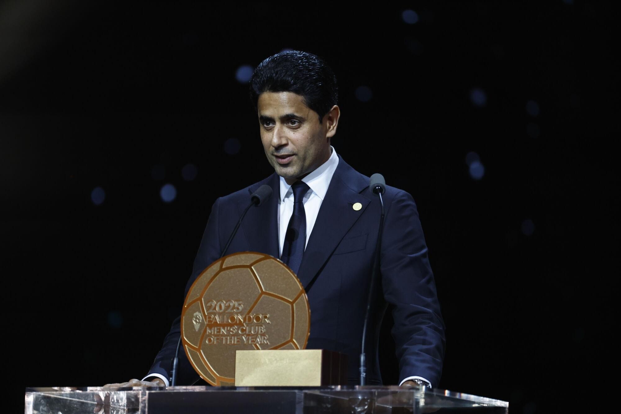 PARIS (Francia), 22/09/2025.- El presidente del Paris Saint-Germain, Nasser al-Khelaifi, acepta el trofeo por el Club Masculino del Año durante la ceremonia del Balón de Oro 2025 en el Teatro du Chatelet en París, Francia. (Francia) EFE/EPA/Mohammed Badra