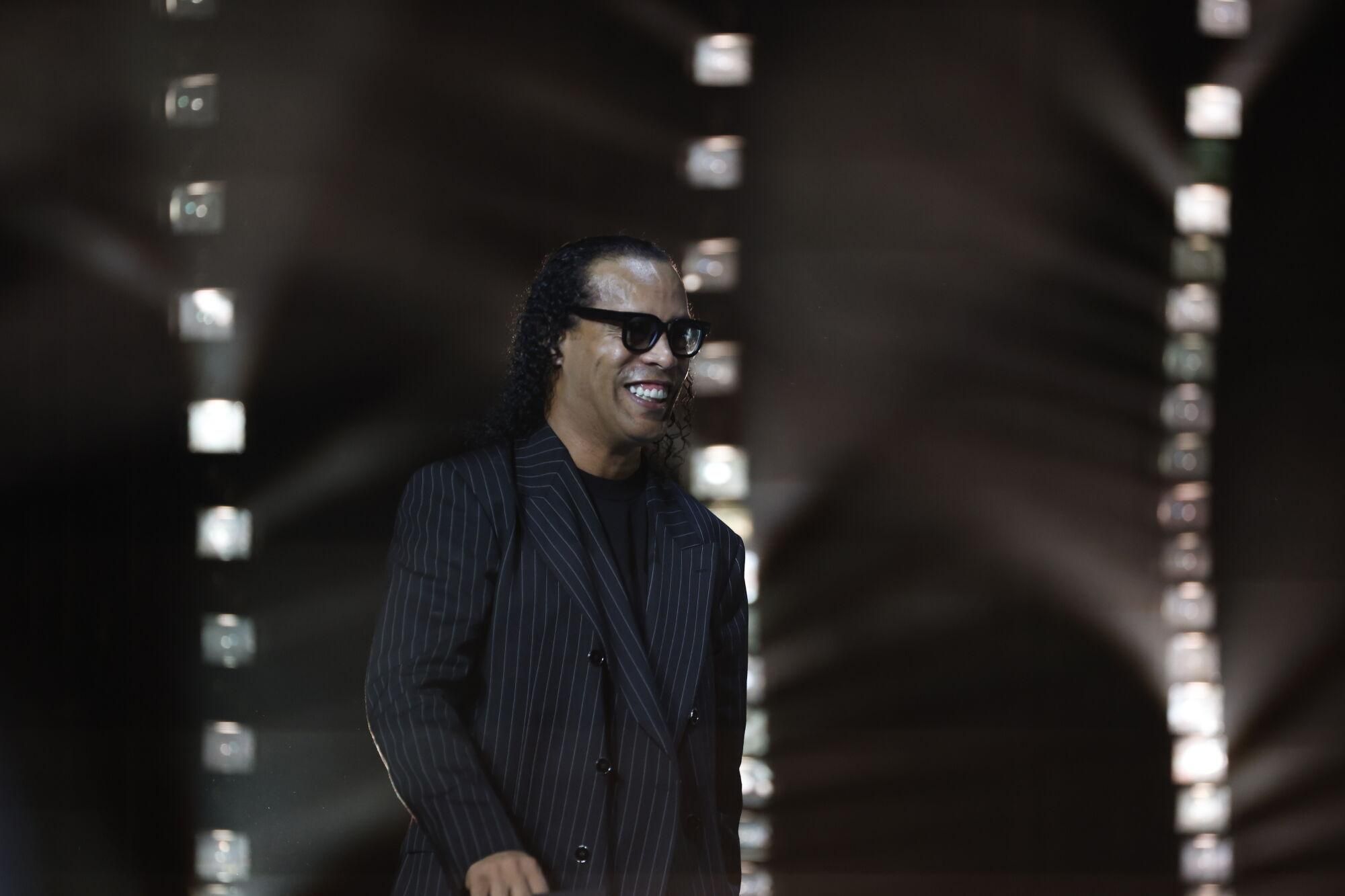 PARIS (Francia), 22/09/2025.- Ronaldinho Gaucho ofrece un discurso durante la ceremonia del Balón de Oro 2025 en el Teatro du Chatelet en París, Francia. (Francia) EFE/EPA/Mohammed Badra