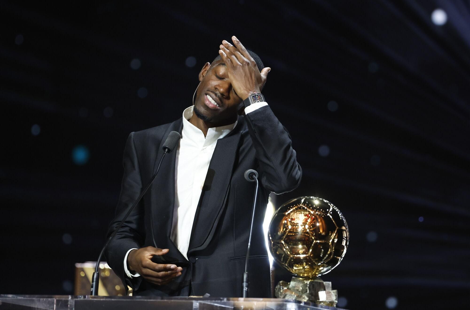 PARIS (Francia), 22/09/2025.- Ousmane Dembélé acepta el trofeo del Balón de Oro masculino durante la ceremonia del Balón de Oro 2025 en el Teatro du Chatelet en París, Francia. (Francia) EFE/EPA/Mohammed Badra