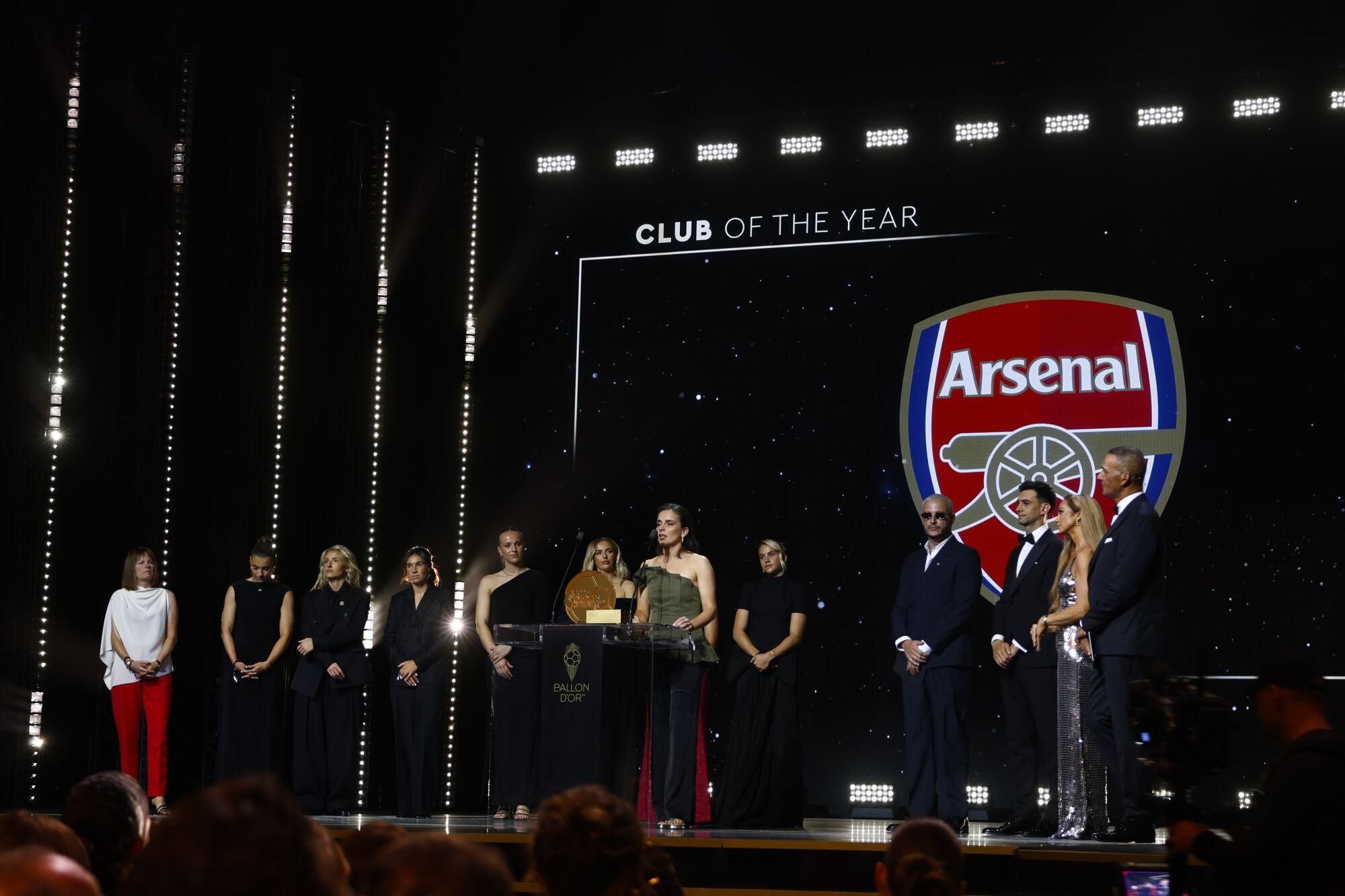 PARIS (Francia), 22/09/2025.- La entrenadora del Arsenal WFC, Reneee Slegers, acepta el trofeo por Club del Año durante la ceremonia del Balón de Oro 2025 en el Teatro du Chatelet en París, Francia. (Francia) EFE/EPA/Mohammed Badra