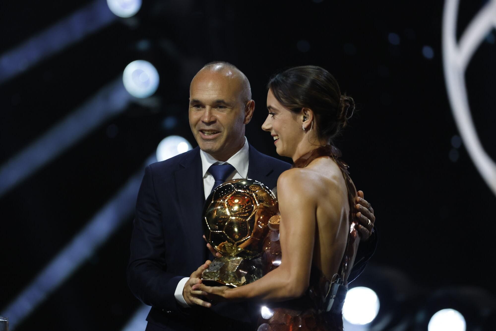 PARIS (Francia), 22/09/2025.- Andrés Iniesta (L) entrega el Balón de Oro femenino a Aitana Bonmatí durante la ceremonia del Balón de Oro 2025 en el Teatro du Chatelet en París, Francia. (Francia) EFE/EPA/Mohammed Badra