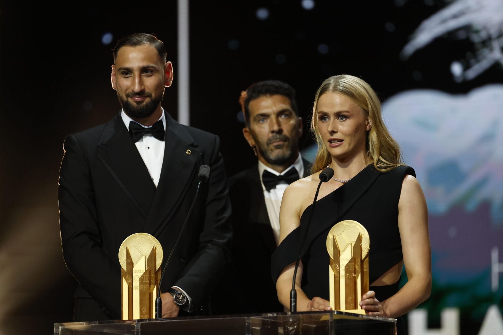 PARIS (Francia), 22/09/2025.- Los porteros Gianluigi Donnarumma de Italia (Izquierda) y Hannah Hampton de Inglaterra aceptan el Trofeo Yashin durante la ceremonia del Balón de Oro 2025 en el Teatro du Chatelet en París, Francia. (Francia, Italia) EFE/EPA/Mohammed Badra
