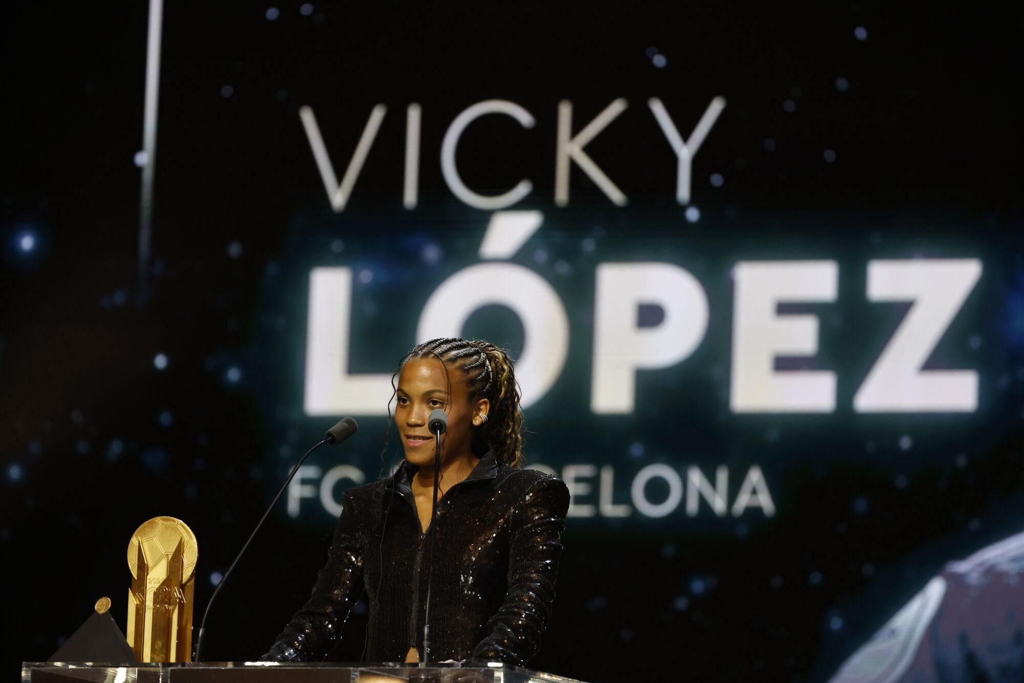 PARIS (Francia), 22/09/2025.- La jugadora del Barcelona, Vicky López, recibe el Trofeo Kopa a la mejor jugadora joven durante la ceremonia del Balón de Oro 2025 en el Teatro du Chatelet en París, Francia. (Francia) EFE/EPA/Mohammed Badra