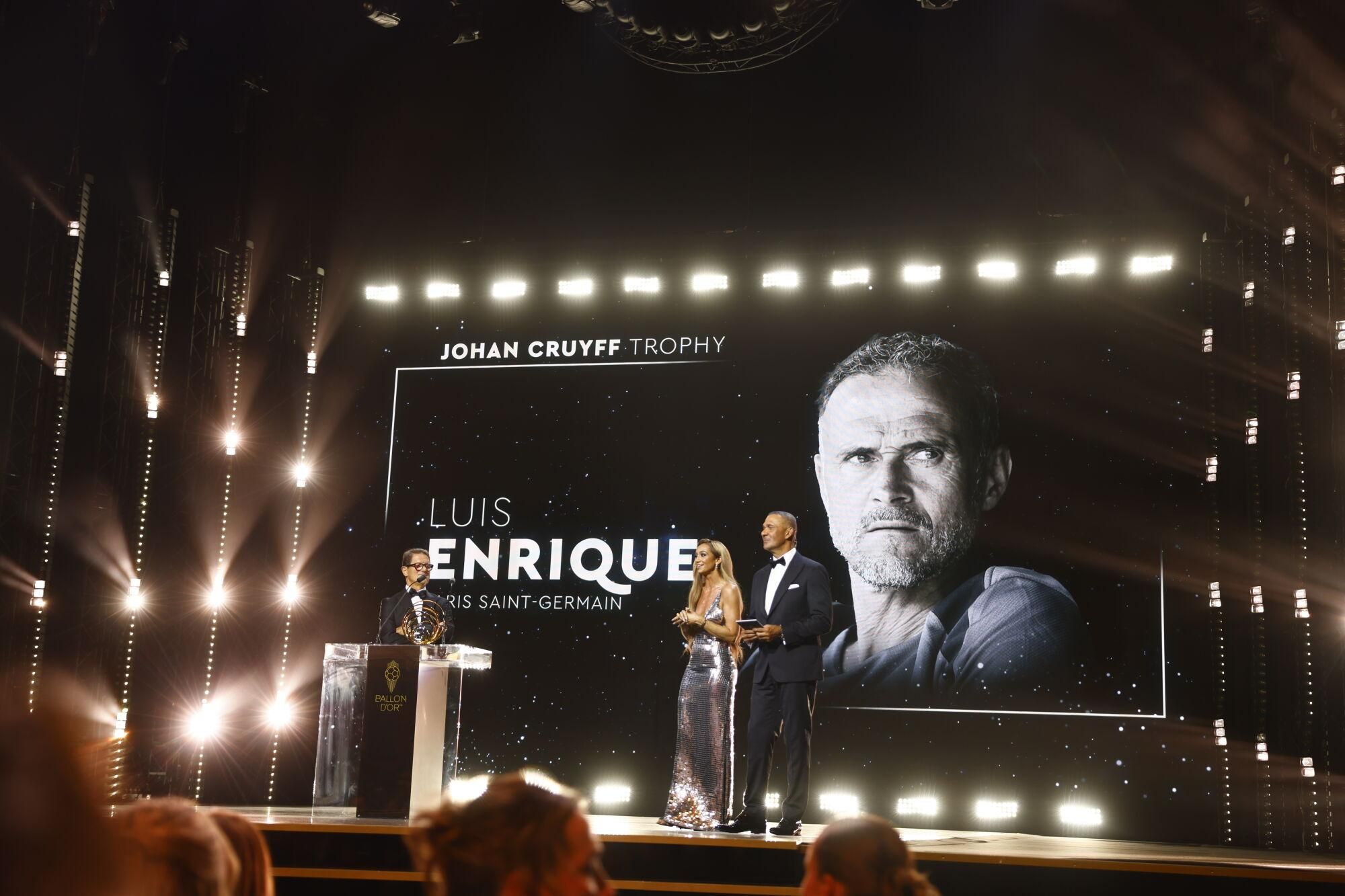 PARIS (Francia), 22/09/2025.- El entrenador del Paris Saint-Germain, Luis Enrique, aparece en pantalla mientras recibe el Trofeo Johan Cruyff al mejor entrenador del año durante la ceremonia del Balón de Oro 2025 en el Teatro du Chatelet en París, Francia. (Francia) EFE/EPA/Mohammed Badra