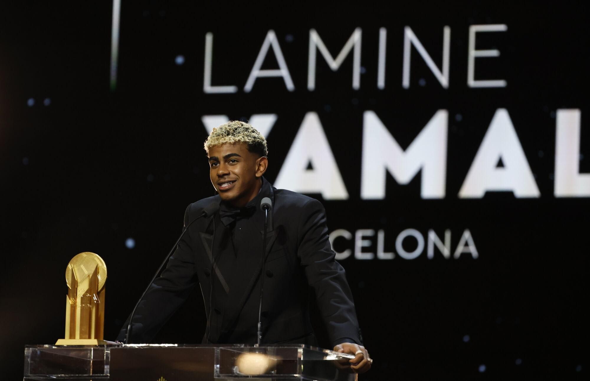 PARIS (Francia), 22/09/2025.- El jugador del Barcelona, Lamine Yamal, recibe el Trofeo Kopa masculino 2025 durante la ceremonia del Balón de Oro 2025 en el Teatro du Chatelet en París, Francia. (Francia) EFE/EPA/Mohammed Badra