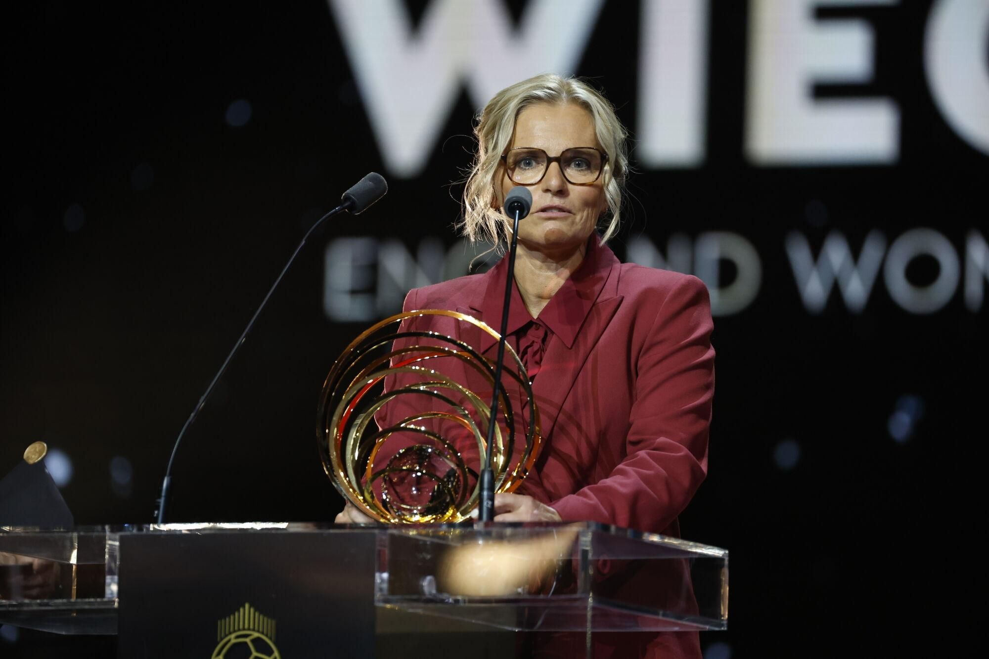 PARIS (Francia), 22/09/2025.- La entrenadora del equipo femenino de Inglaterra, Sarina Wiegman, habla tras recibir el Trofeo Johan Cruyff al mejor entrenador del equipo femenino durante la ceremonia del Balón de Oro 2025 en el Teatro du Chatelet en París, Francia. (Francia) EFE/EPA/Mohammed Badra