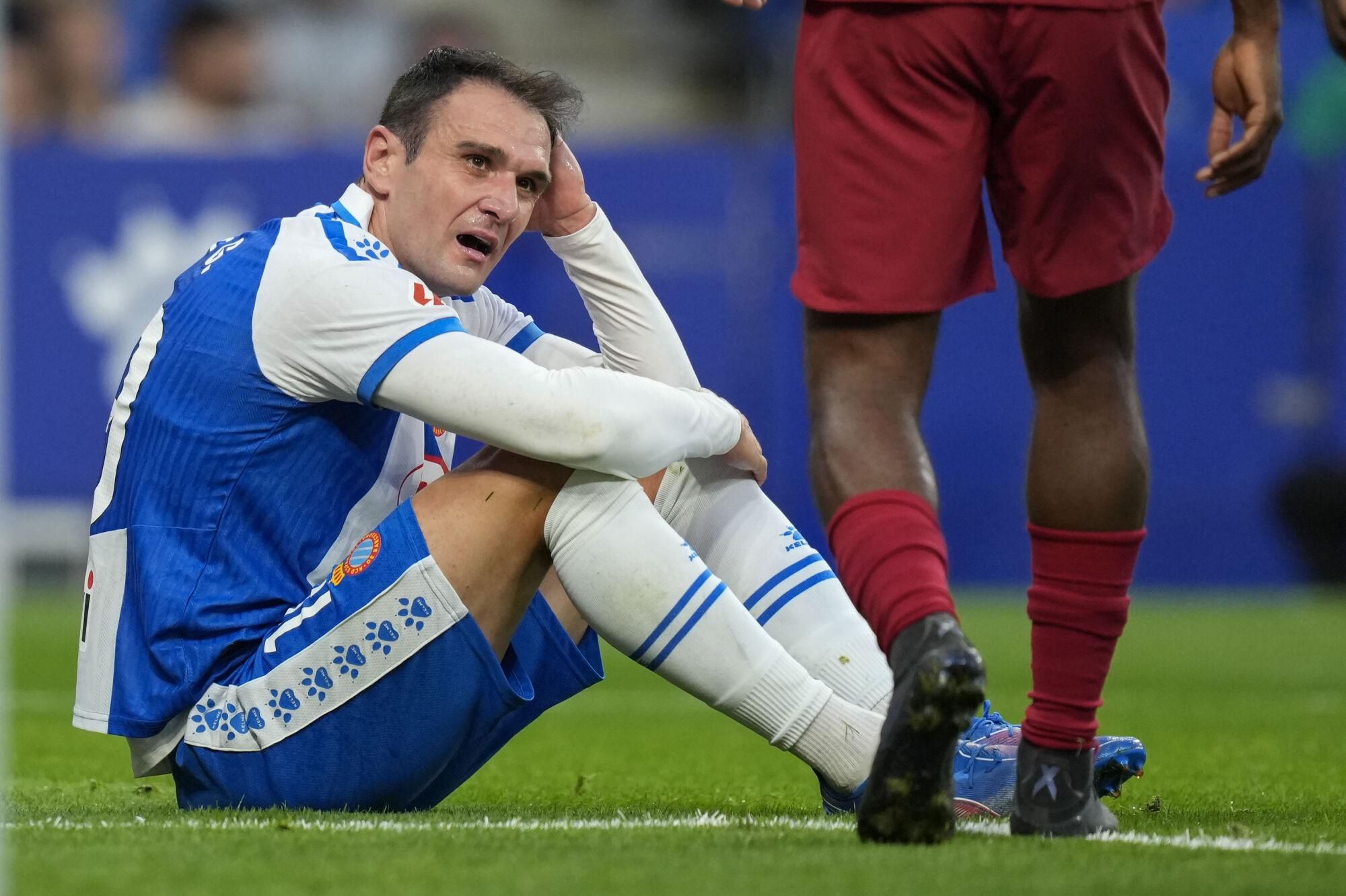 Kike García del Espanyol se lamenta durante el partido contra el Valencia CF en LaLiga EA Sports en Barcelona. EFE/Enric Fontcuberta
