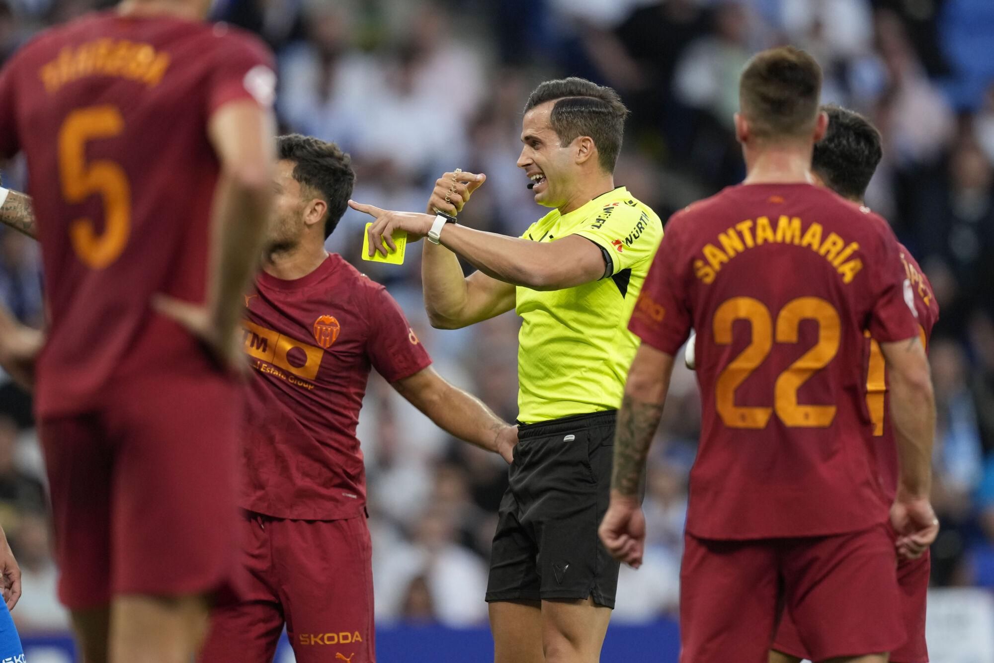 Guzmán Mansilla, árbitro, durante el partido de LaLiga EA Sports entre RCD Espanyol y Valencia CF, Barcelona. EFE/Enric Fontcuberta