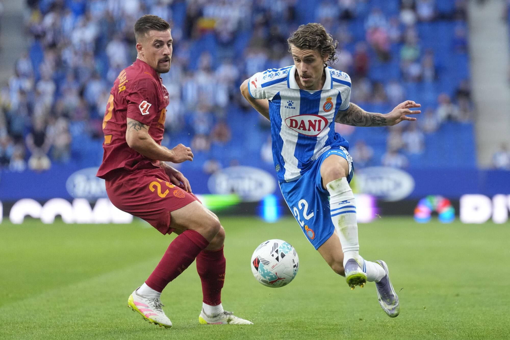 FOTODELDÍA - BARCELONA, 23/09/2025.- Carlos Romero del Espanyol controla el balón contra Baptiste Santamaría, Valencia, en RCDE Stadium. EFE/Enric Fontcuberta