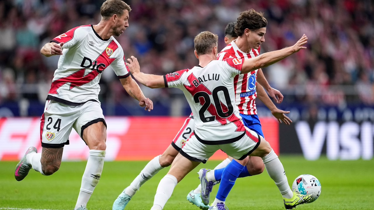 El Atlético empata 1-1 con el Rayo al finalizar el primer tiempo en el Metropolitano.