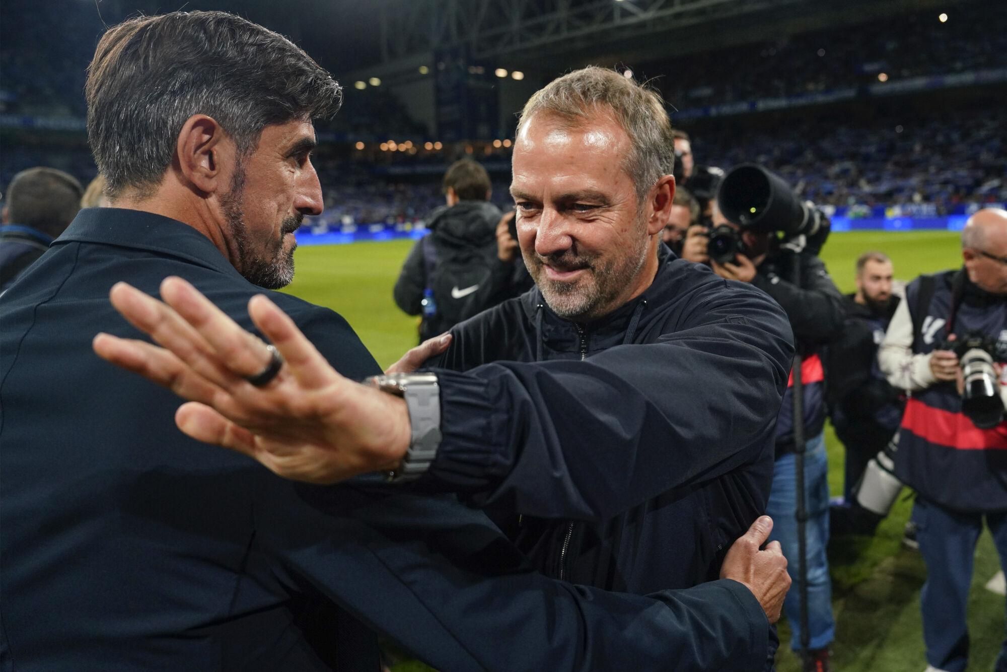 OVIEDO, 25/09/2025. - El entrenador del Barcelona, Hansi Flick (d), saluda al del Real Oviedo, Veljko Paunovic.