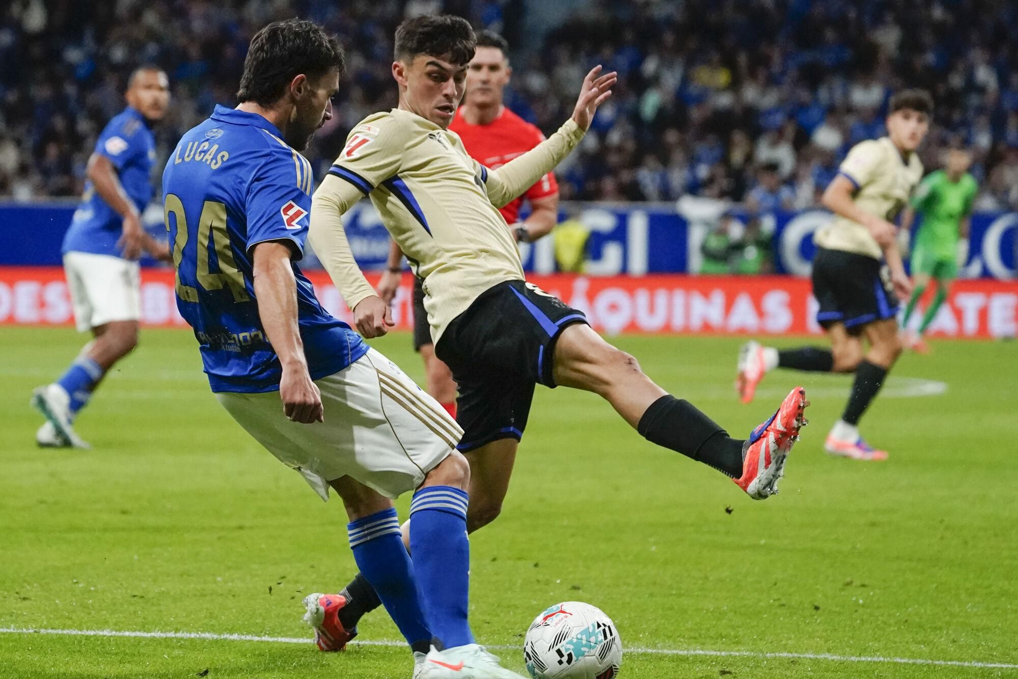 Lucas Ahijado del Oviedo intenta jugar el balón ante Pedri, del Barcelona, durante un partido de LaLiga.