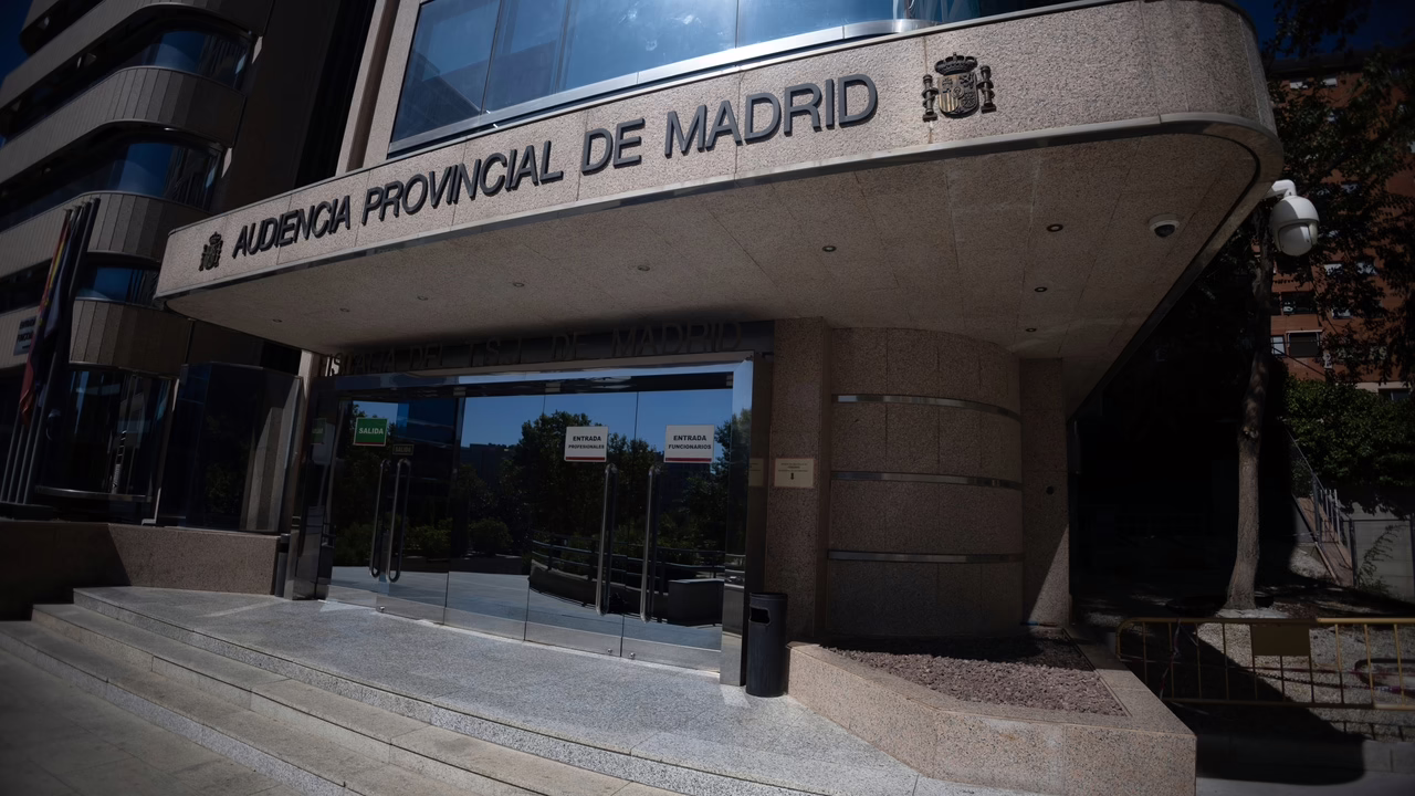 Enjuiciado en Madrid por el homicidio de su expareja, a quien propinó hasta 42 stab heridas.