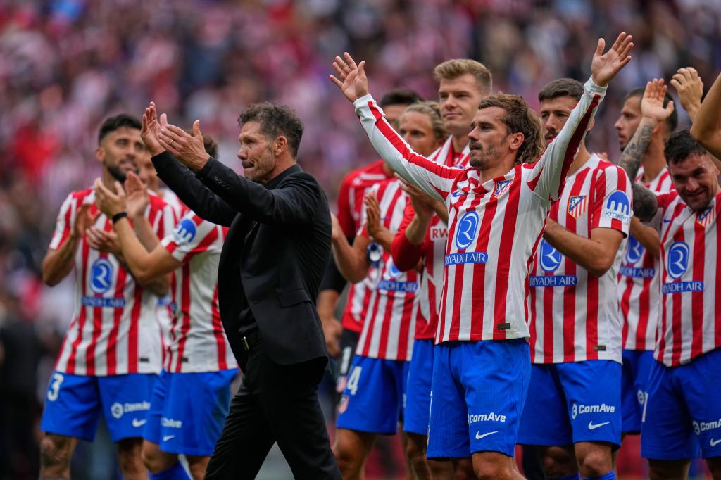 Los jugadores y el técnico Diego Simeone del Atletico Madrid celebran su victoria en el derbi madrileño ante el Real Madrid el sábado 27 de septiembre de 2025. (AP Foto/Manu Fernandez)