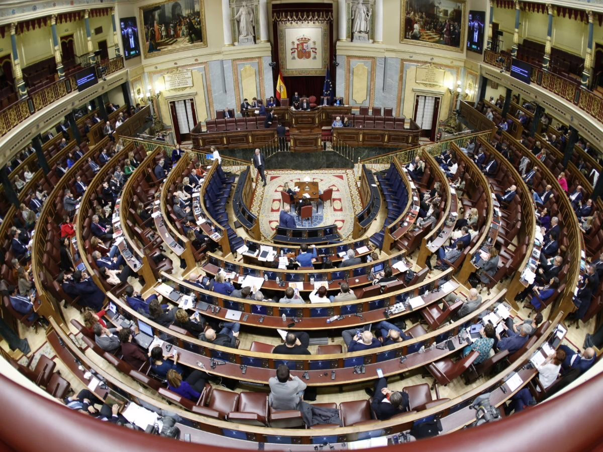 El Congreso establece el Consejo Asesor de Comunicación sin miembros del PP ni de Vox: tendrá la capacidad de sancionar a periodistas.