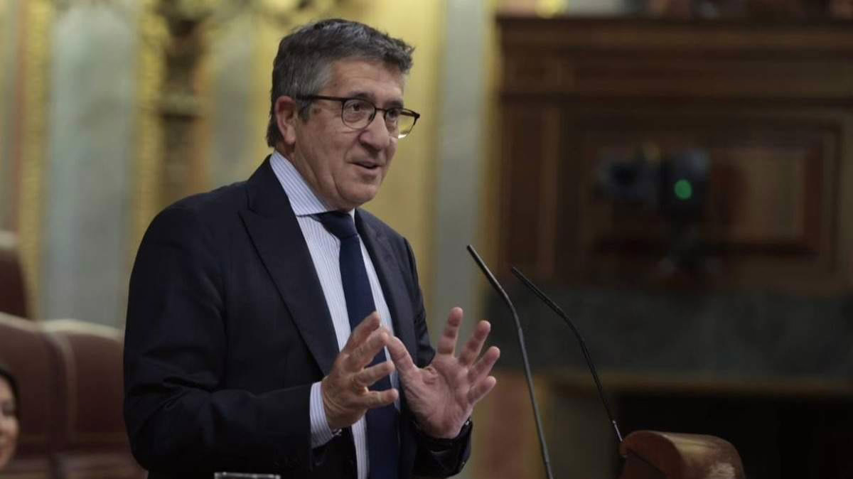 Patxi López critica a Feijóo por “falta de respeto institucional” y por imitar el enfoque de Vox sobre la inmigración.
