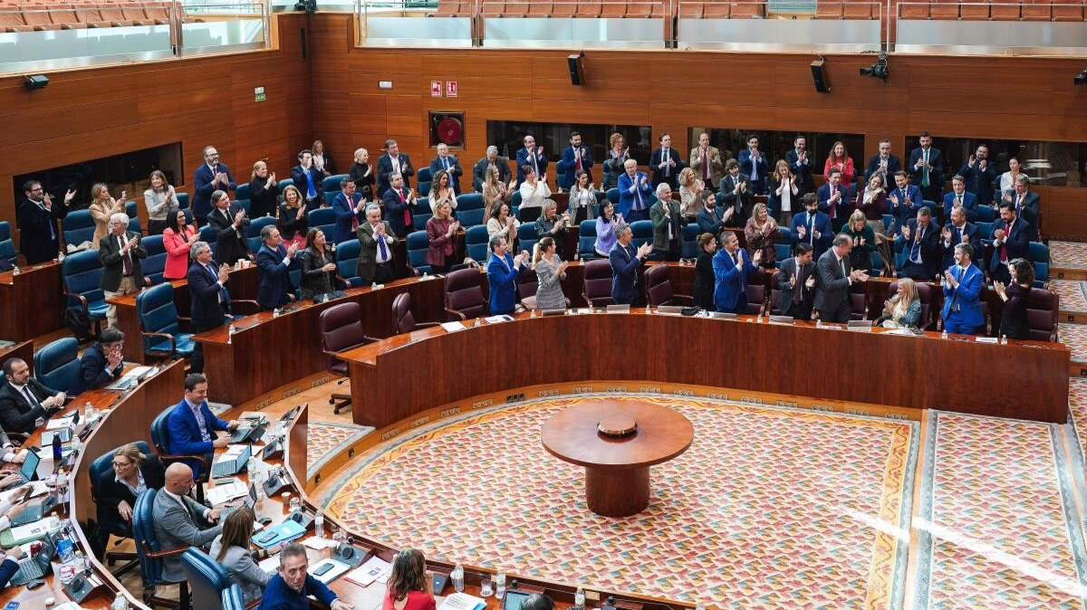 La oposición critica a Ayuso por temas de salud, impuestos y la situación de su pareja.