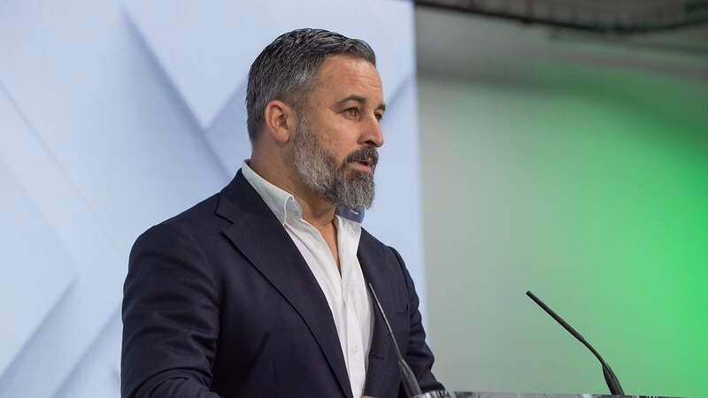Santiago Abascal critica a Pedro Sánchez y propone acciones drásticas en inmigración y vivienda.