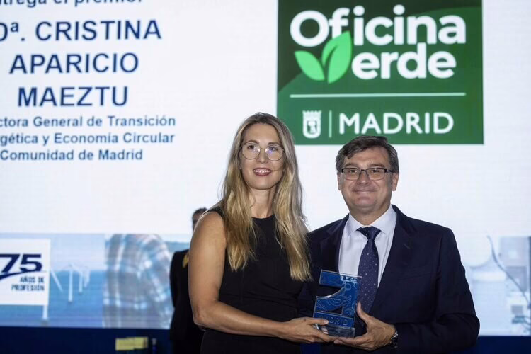 La Oficina Verde de Madrid recibe un premio por su contribución a la sostenibilidad y la eficiencia energética.
