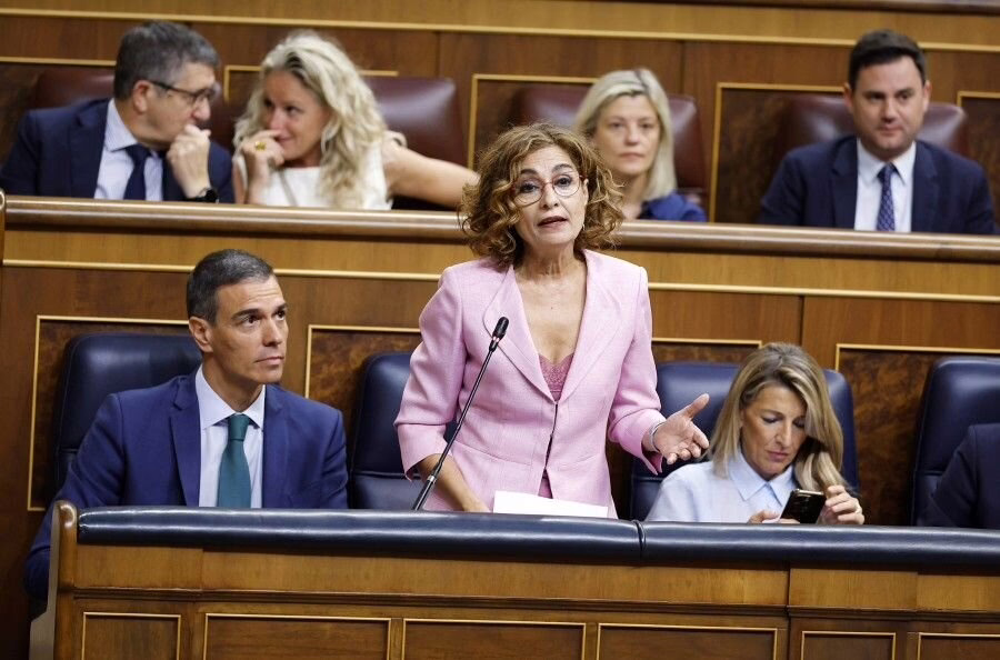 Moncloa apaciguó a Junts tras el enfrentamiento con Yolanda Díaz y sigue promoviendo el diálogo.
