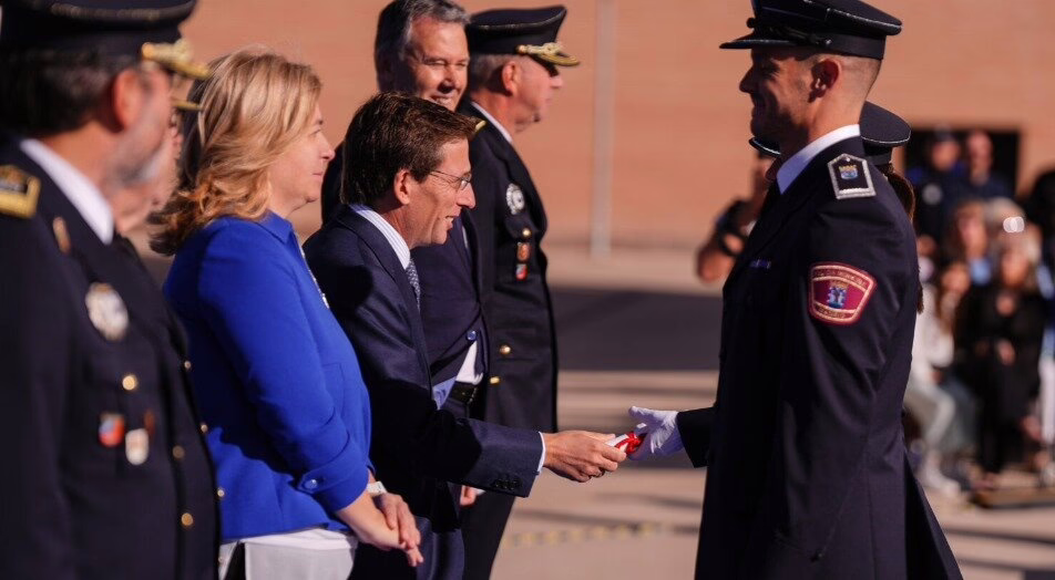 Almeida resalta el compromiso con la seguridad en la entrega de uniformes a 134 policías locales.