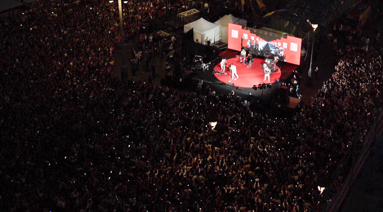 Más de 15,000 personas se congregan en la Puerta del Sol para el lanzamiento del nuevo disco de Pablo Alborán, KM0.
