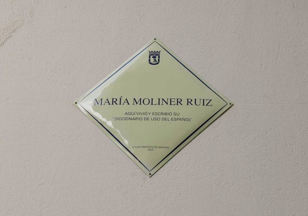 Placa en Tetuán en honor a María Moliner
