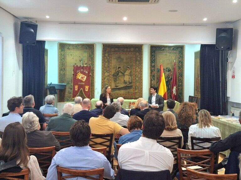 Ester Muñoz da inicio en Madrid a las reuniones con representantes políticos de León en el Congreso.