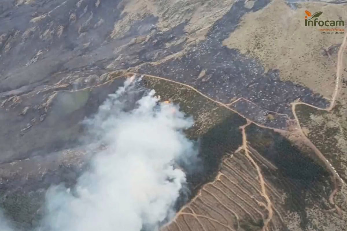 El incendio en el Pico del Lobo se extiende por Castilla y León, llegando a cubrir 3.000 hectáreas | España
