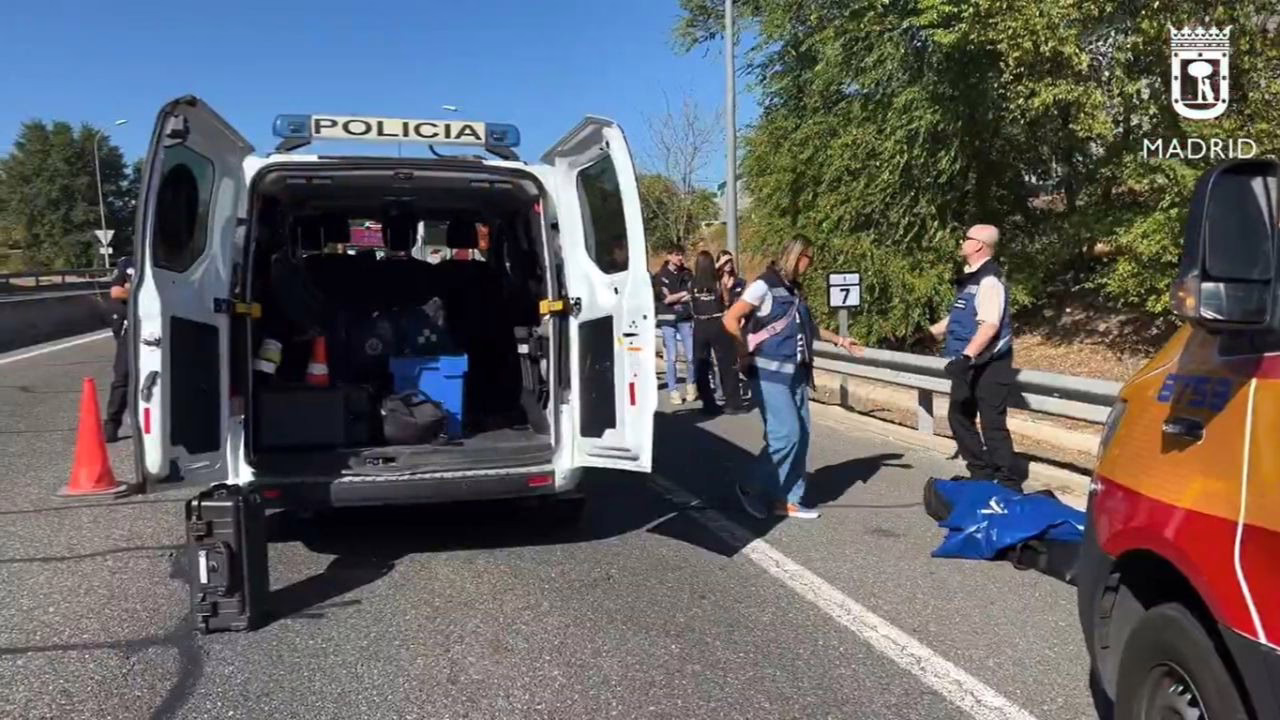 Fallece un ciclista de 73 años tras colisión con un camión de limpieza en Barajas.