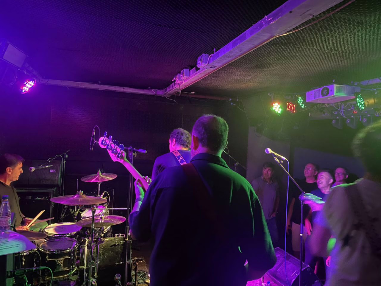 Los Caciques vuelven a la sala Siroco: Tres décadas de melodías y recuerdos en el Madrid de los años 90.