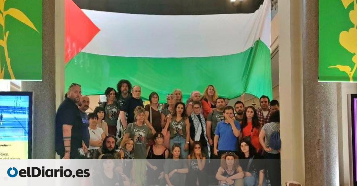 Docentes se congregan en el Círculo de Bellas Artes de Madrid para solicitar el embargo de armas a Israel.
