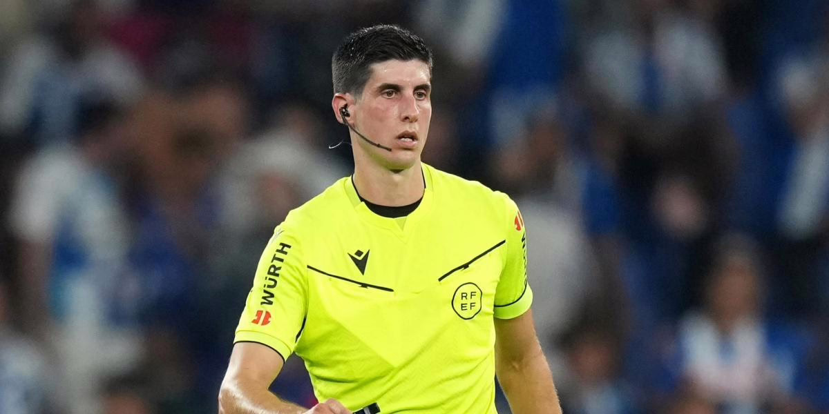 Cometen un error al mostrar la tarjeta amarilla, Natan escapa de la roja y el VAR no interviene.