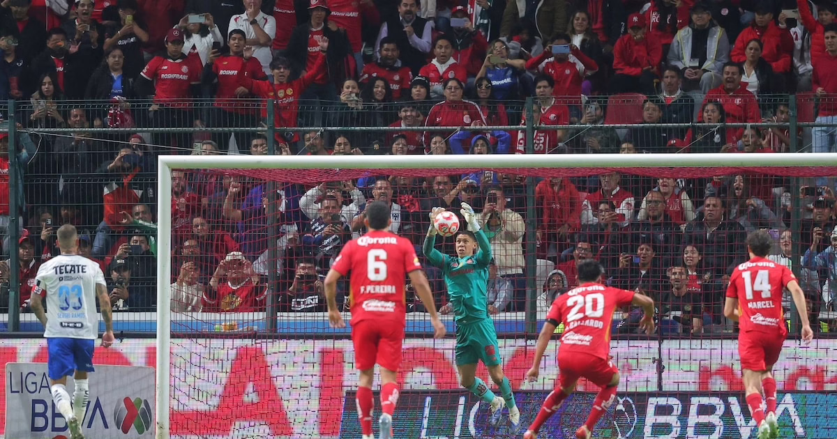 “Turco” Mohamed anticipa la forma en que Sergio Ramos lanzará el penal y festeja el error del defensa español.