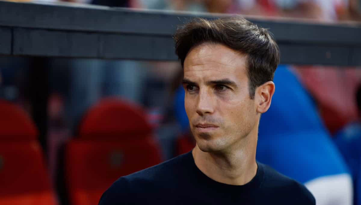 Iñigo Pérez permanece en su lugar.