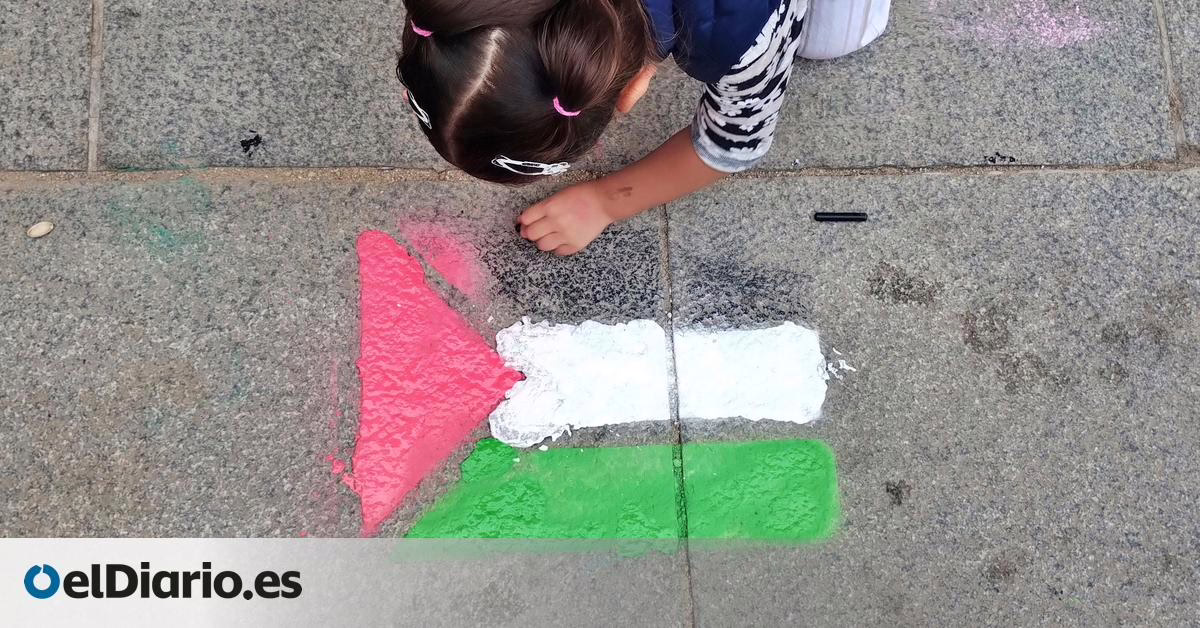 Cientos de banderas palestinas abarrotan una plaza de Madrid, donde Almeida ordenó una limpieza inmediata para eliminar una de ellas.