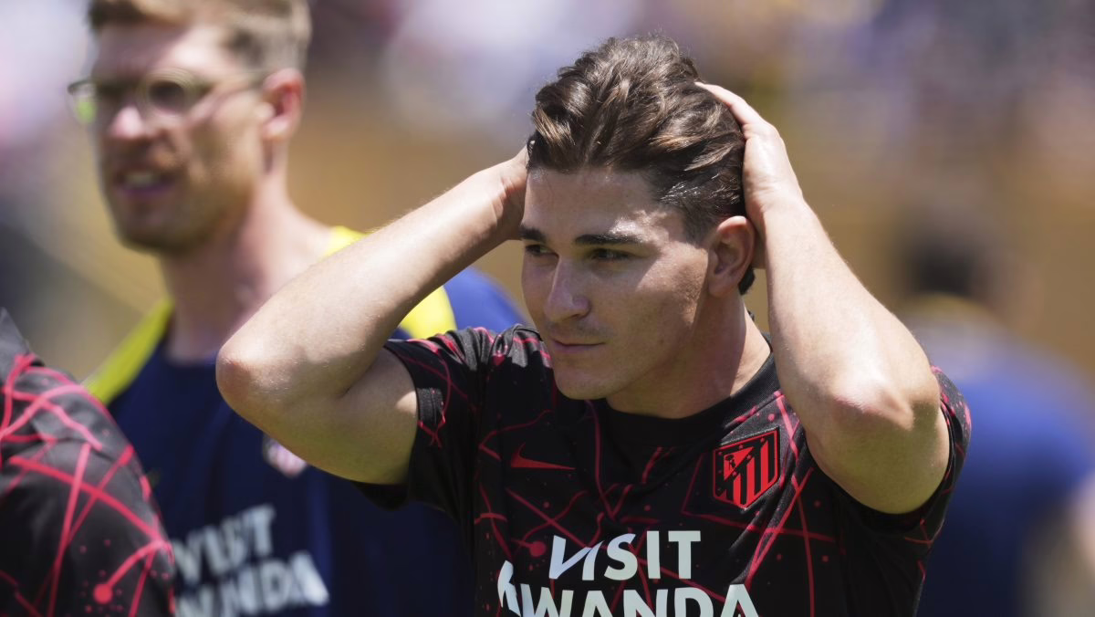 ¿Conflictos con Simeone? Julián Álvarez expresa su descontento tras un cambio en el Atlético de Madrid.