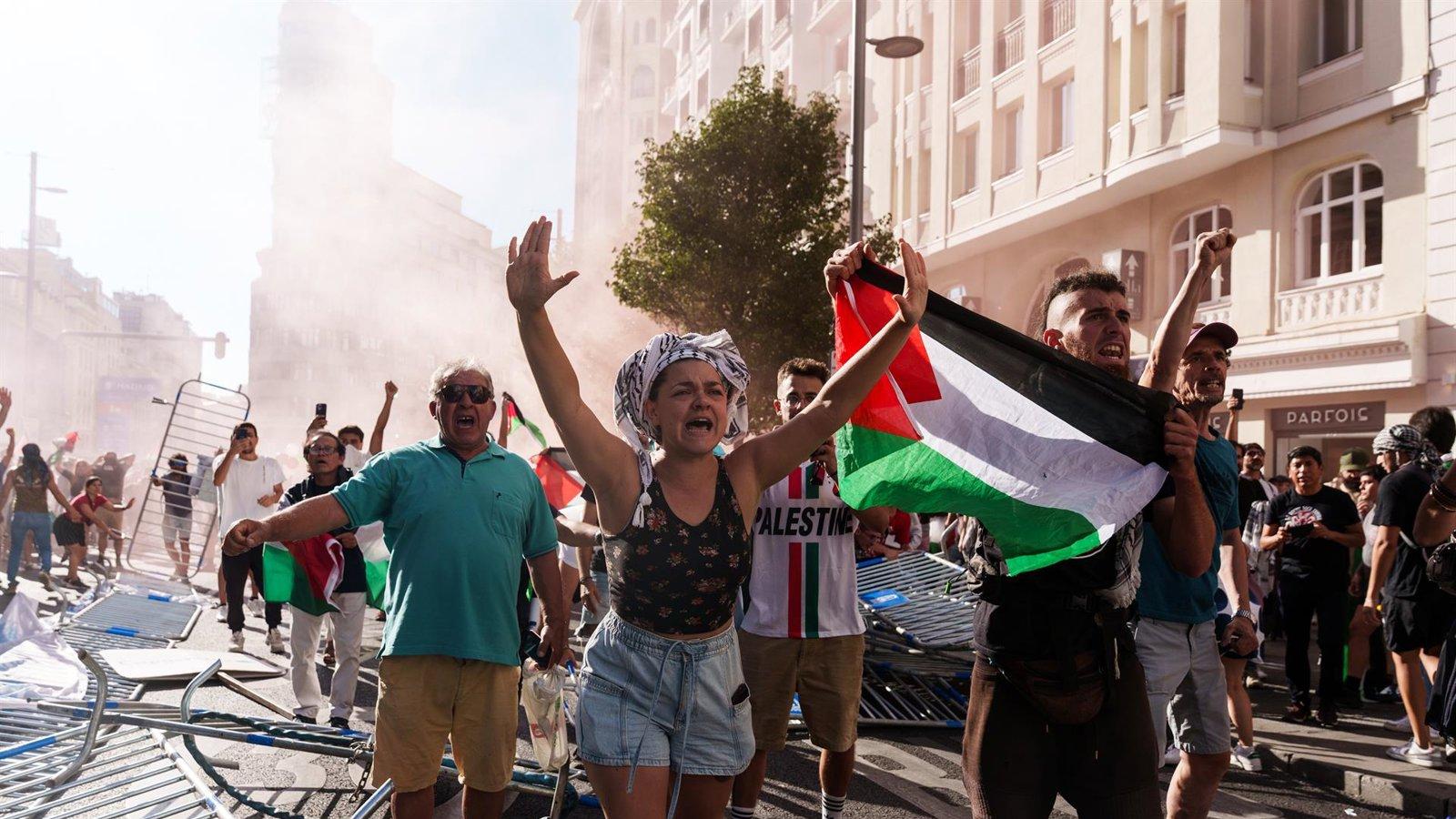 Cancelada la última etapa de la Vuelta a España debido a las protestas violentas en Madrid