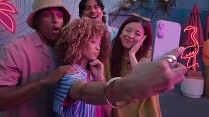 Apple lanza una cámara mejorada para selfies en todos los modelos de iPhone 17.