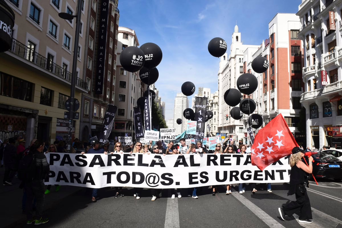Protesta en Madrid de abogados, arquitectos y otros mutualistas para reclamar su integración en la Seguridad Social | Economía