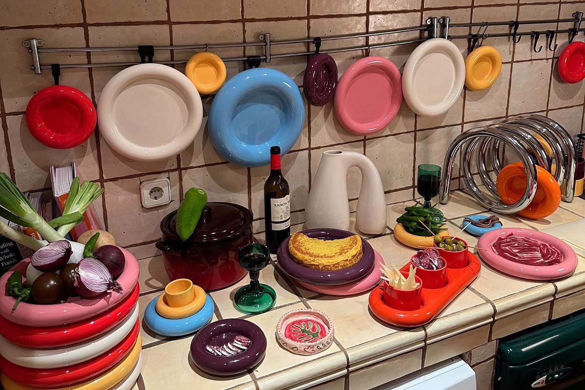 El creador del espejo popular que colabora con IKEA presenta una colección en Madrid a través de una tienda temporal en un apartamento de Leganitos.