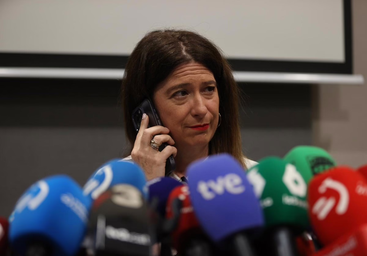 El fiscal de la Audiencia Nacional examina el ‘pendrive’ de Leire Díez.