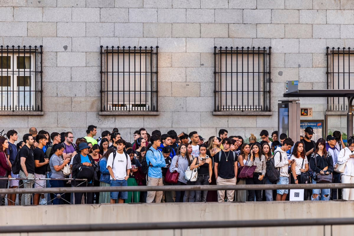 El desorden de asistir a la universidad con la línea 6 del Metro cerrada: más veloz a pie que en bicicleta, largas esperas para el autobús y 10 euros diarios en taxi | Noticias de Madrid