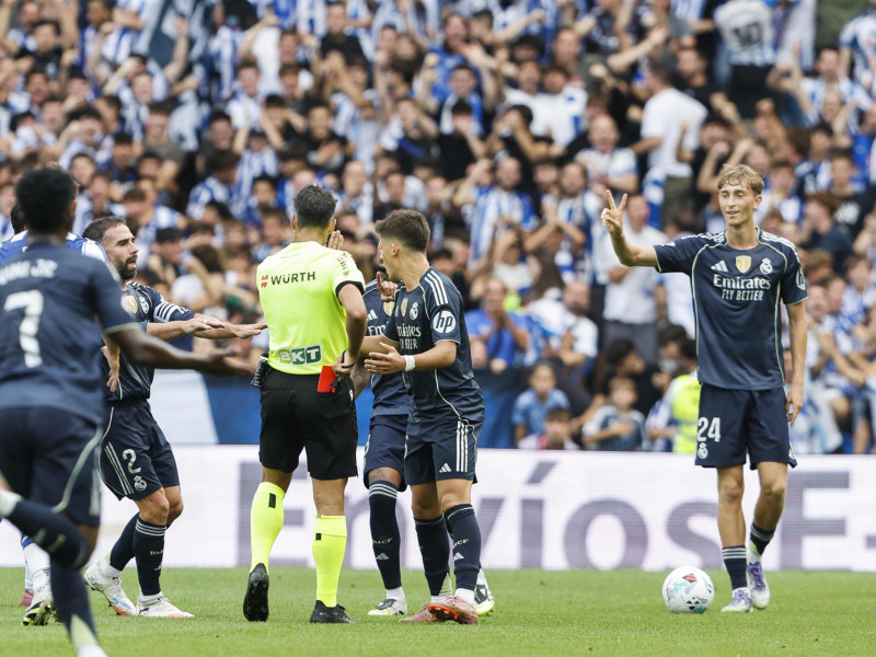 Huijsen se marcha del campo tras ser expulsado contra la Real Sociedad