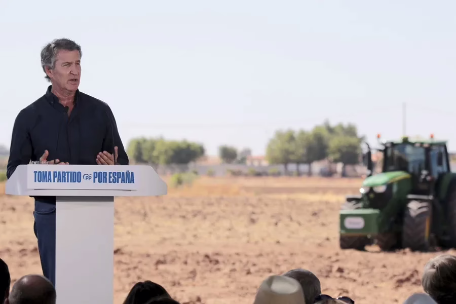 Feijóo presenta un documento sobre el desarrollo del medio rural.