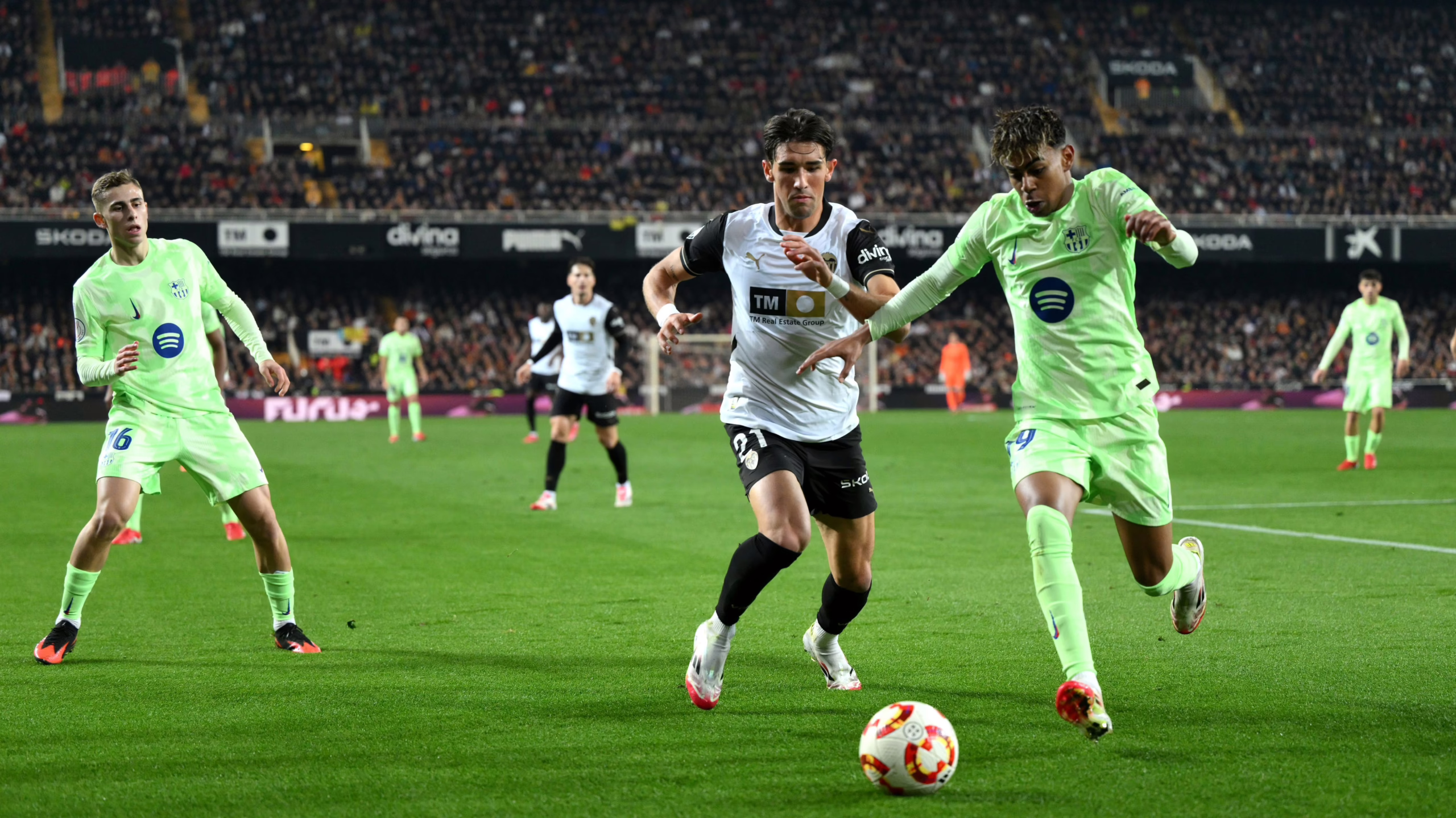 ¿Cuál es el canal y la hora de transmisión del partido Barcelona vs Valencia en LaLiga 2025-26 en México?