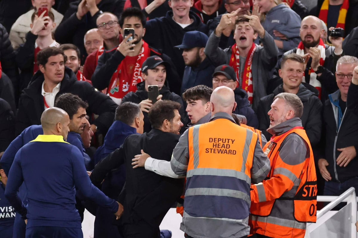 El Atlético de Madrid analizará los incidentes ocurridos tras el partido contra el Liverpool, cuando un integrante del equipo aparentó escupir hacia los aficionados.