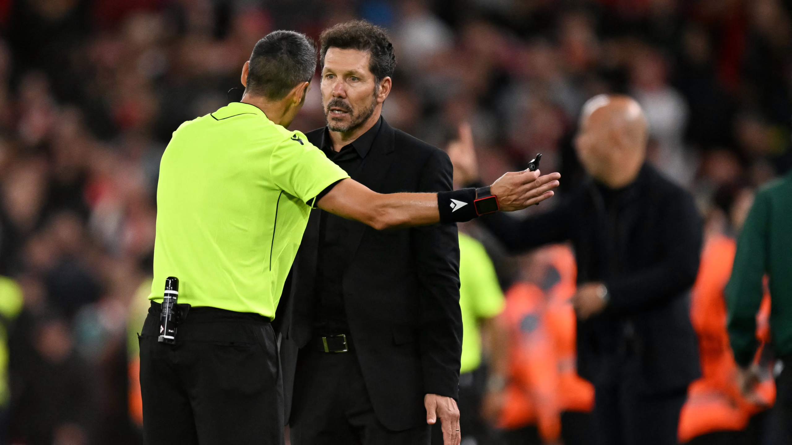 Un aficionado del Liverpool graba un video que aparentemente revela el comportamiento inaceptable de un integrante del staff del Atlético de Madrid durante la tensa confrontación con Diego Simeone, mientras se solicita a la UEFA que tome medidas disciplinarias de manera urgente.